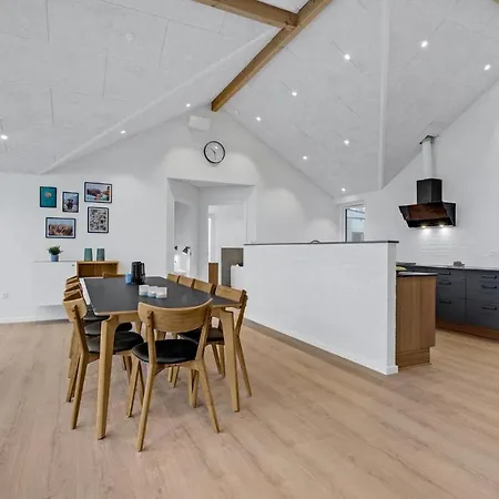 Gorgeous In With Kitchen Holiday home